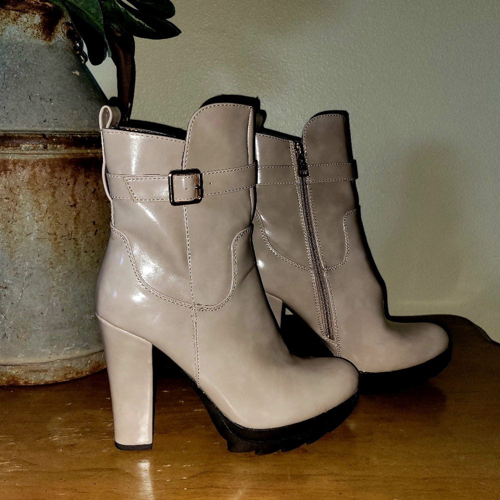 DbDk Womens heeled High Ankle Boot Size 10